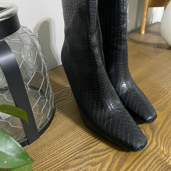 Billini booties in black. Women’s size 7- like new - Picture 5 of 11